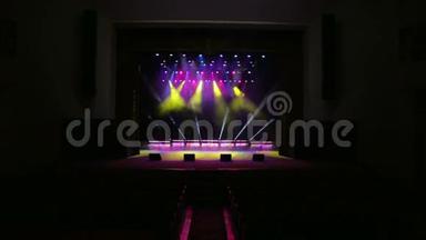 在空荡荡的舞台上，音乐会上五颜六色的舞台灯光
